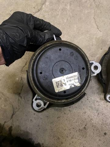 Подушка двигателя 22116785716 BMW