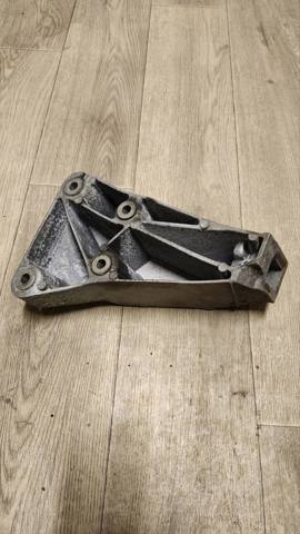 Кронштейн подушки (опоры) двигателя, левой 22116794167 BMW