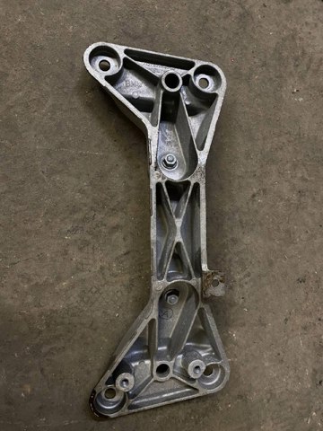 Крепление кпп 22316796605 BMW