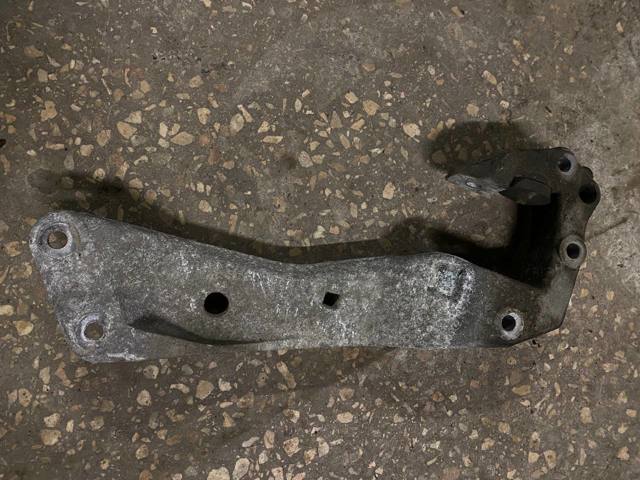 Крепление коробки передач 22326777615 BMW