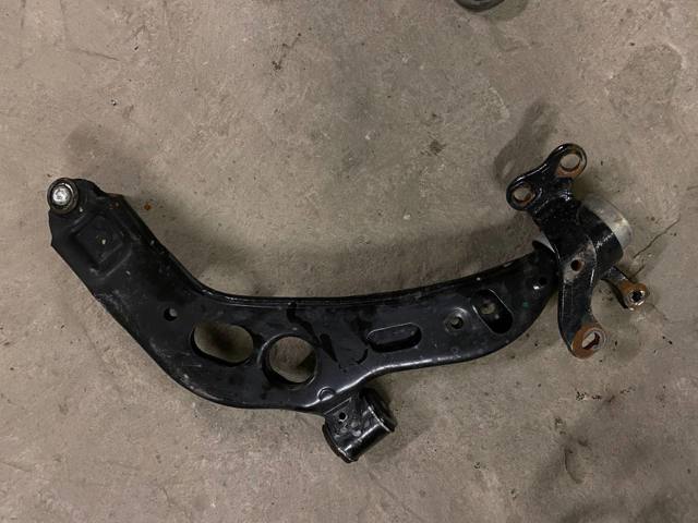 Рычаг передней подвески нижний левый 31126879843 BMW