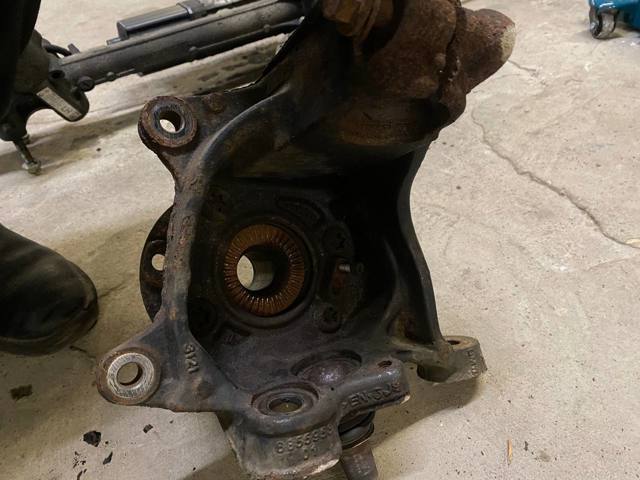 Цапфа (поворотный кулак) передний правый 31216855954 BMW
