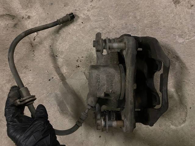 Задний левый суппорт 34206883033 BMW