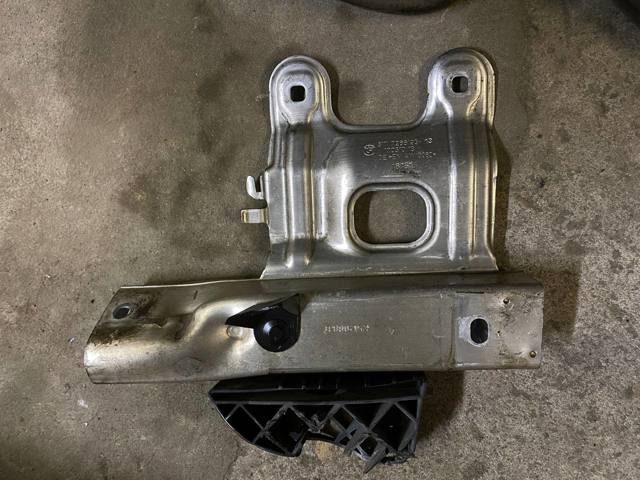 Крепление энергопоглотителя переднего бампера 51117266193 BMW