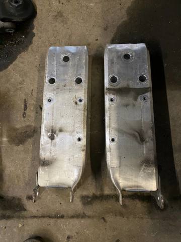Кронштейн усилителя переднего бампера 51117266196 BMW
