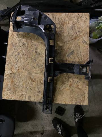 Крепление бамера правое 51127381120 BMW