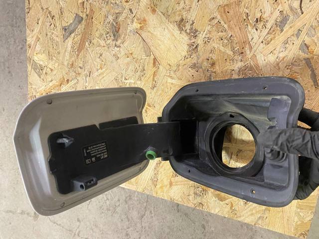 Заливная горловина топливного бака 51177184080 BMW