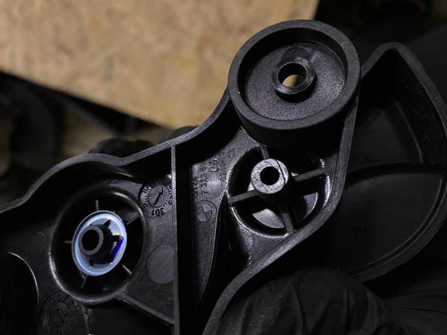 51237326517 BMW Кронштейн ручки открывания капота купить в Житомир