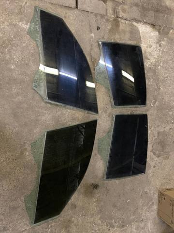Стекло пассажирской двери 51337259826 BMW