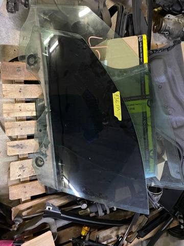 Стекло передней двери, левой 51337309733 BMW