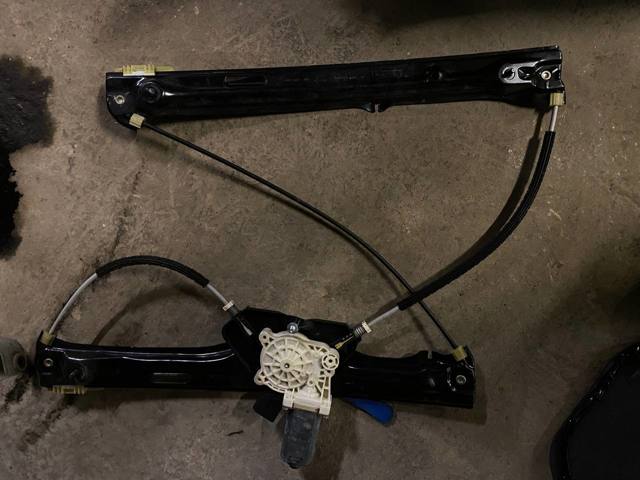 Стеклоподъемник передней двери 51337355635 BMW