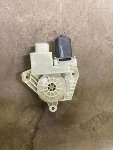 Мотор стеклоподъемника двери передней, левой 51337455082 BMW