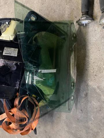 Стекло задней двери, правой 51357291418 BMW