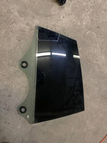 Стекло задней двери, левой 51357309727 BMW