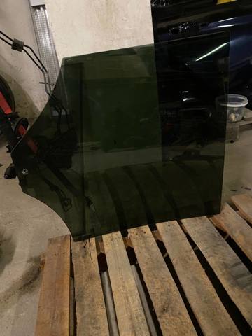 Окно задней двери 51357388870 BMW