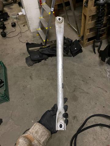 Распорка передних стоек подвески правая 51717180316 BMW