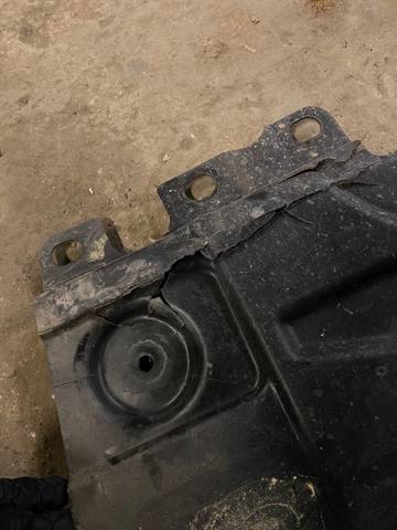 51757213671 BMW Защита днища передняя левая купить в Чернигов
