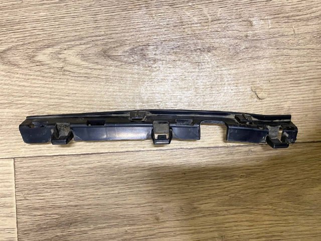 Кронштейн наружной накладки порога правой 51777183902 BMW