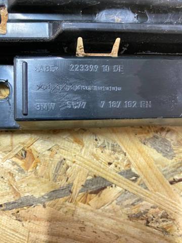 BMW 51777187102 Кронштейн наружной накладки порога правой в наличии Николаев