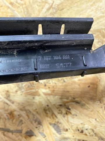BMW 51777187104 Кронштейн наружной накладки порога правой в наличии Тернополь