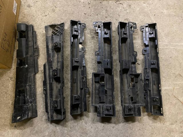 Кронштейн наружной накладки порога правой 51777256920 BMW