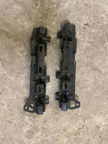 Кронштейн наружной накладки порога правой 51777387342 BMW