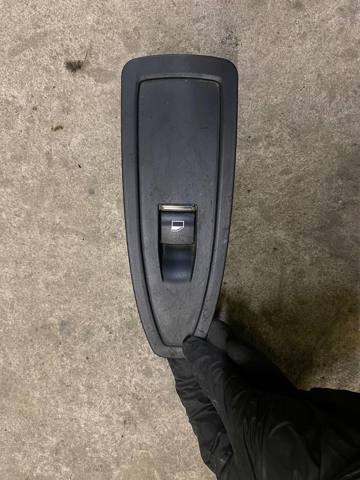 Кнопка стеклоподъемника передняя правая 61319208107 BMW