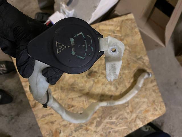 Горловина бачка омывателя 61667203270 BMW