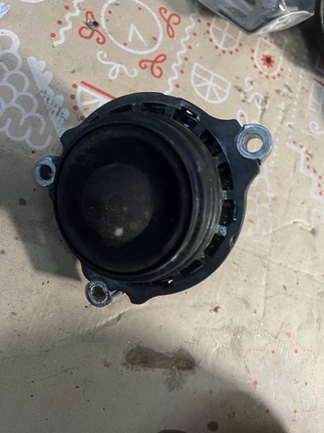 Левая опора двигателя 6863821 BMW