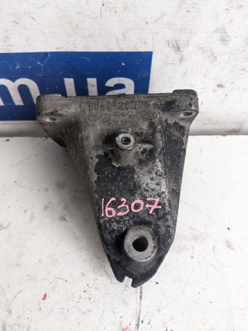 Кронштейн подушки (опоры) двигателя, правой A6042230004 MERCEDES