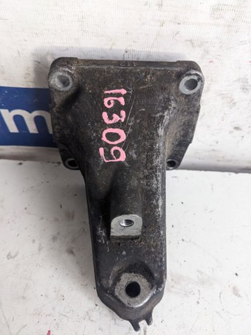 Кронштейн подушки (опоры) двигателя, левой A6112230604 MERCEDES