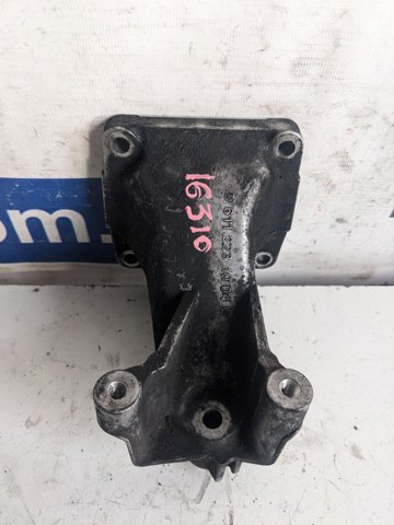 Кронштейн подушки (опоры) двигателя, левой A6112231004 MERCEDES