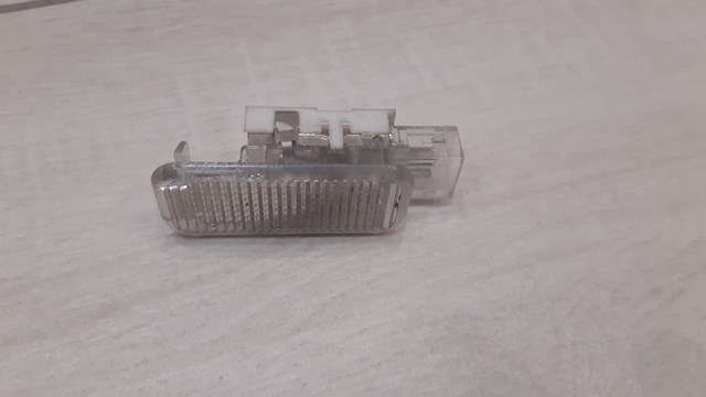 Плафон подсветки багажного отсека 8D0947415 VAG