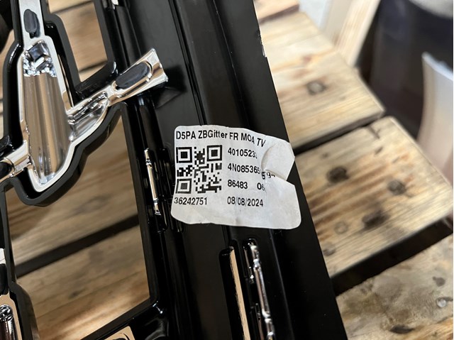 VAG 4N0853651AA Решетка радиатора в наличии Ирпень