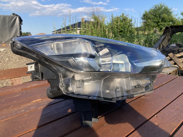 MAZDA D10E51030 Правая фара в наличии Павлоград