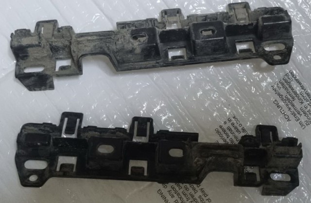 Кронштейн наружной накладки порога правой 51777357132 BMW