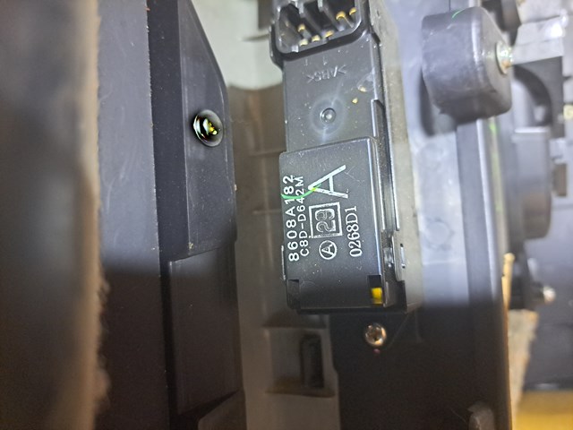 8608A182 MITSUBISHI Кнопочный блок управления стеклоподъемником передний левый купить в Черновцы