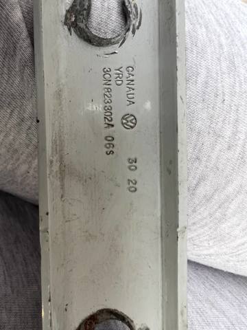 VAG 3CN823302A Петля капота правая в наличии Черкассы