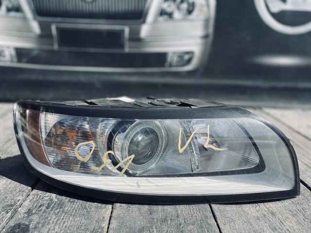Фара передняя правая 30763034 VOLVO