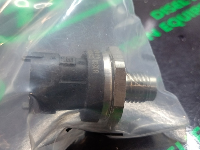 0281002475 BOSCH Датчик давления топлива купить в Днепр