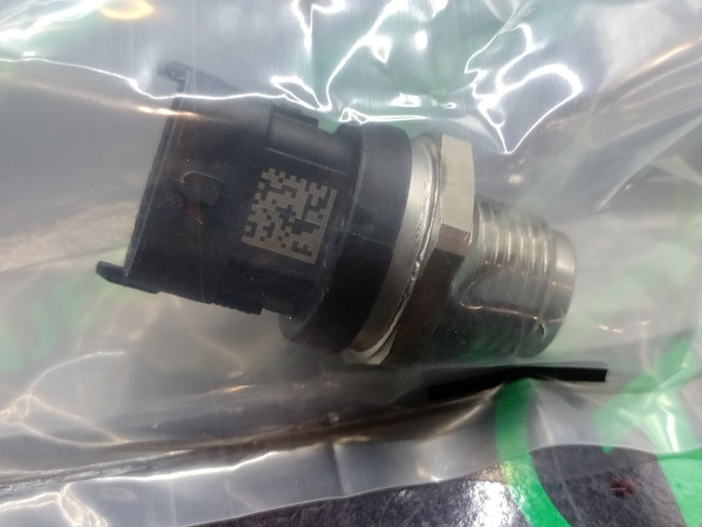 BOSCH 0281002865 Датчик давления топлива в наличии Украина