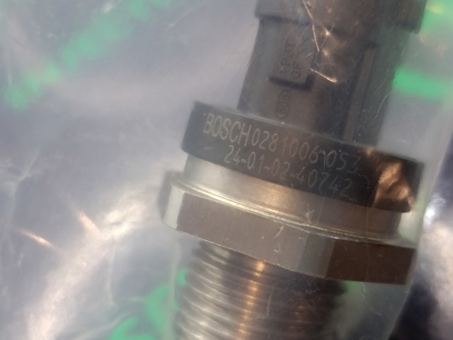 0281006053 BOSCH Датчик давления топлива купить в Черкассы