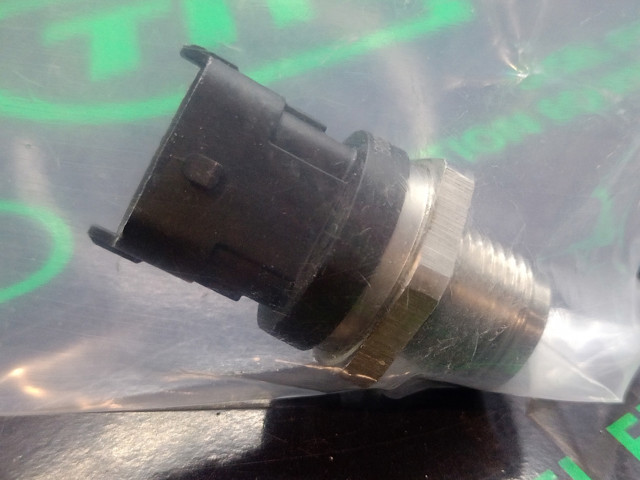 BOSCH 0281006053 Датчик давления топлива в наличии Полтава