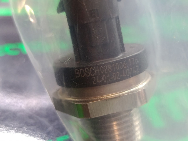 0281006176 BOSCH Датчик давления топлива купить в Запорожье