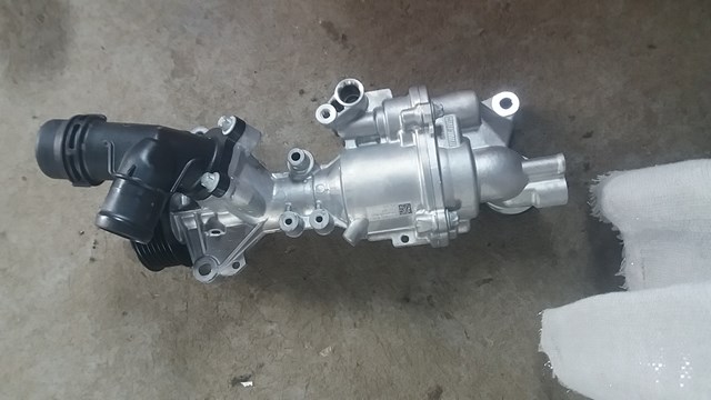 Помпа водяная, (насос) охлаждения A2742001000 MERCEDES