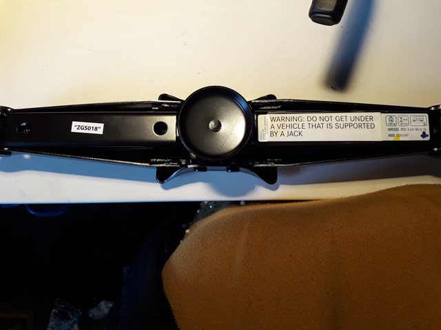Подъемник гидравлический A6395800218 MERCEDES