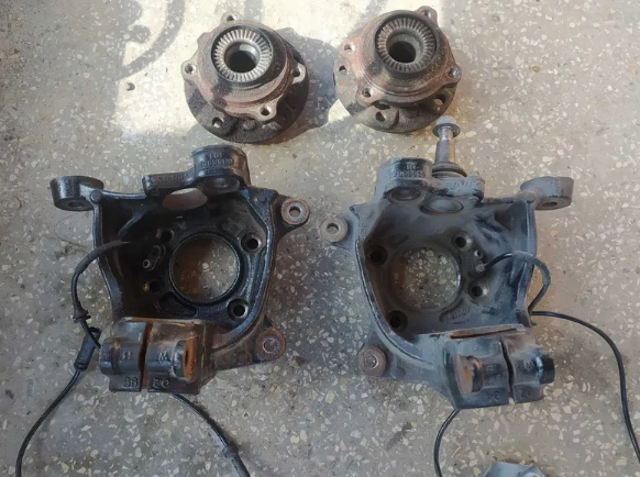 BMW 31216855954 Цапфа передняя правая в наличии Ровно