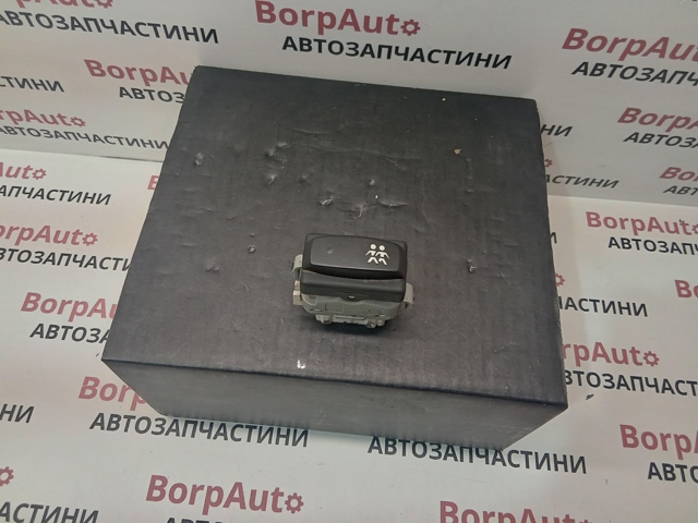 Кнопочный блок управления стеклоподъемником задний правый 28082 RENAULT