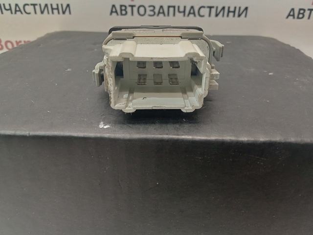 RENAULT 28082 Кнопочный блок управления стеклоподъемником задний правый в наличии Ужгород