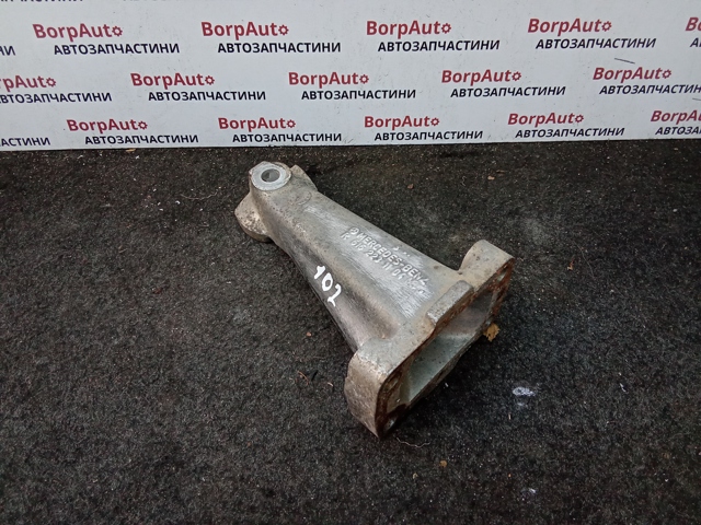 Кронштейн подушки (опоры) двигателя, правой 6162231104 MERCEDES